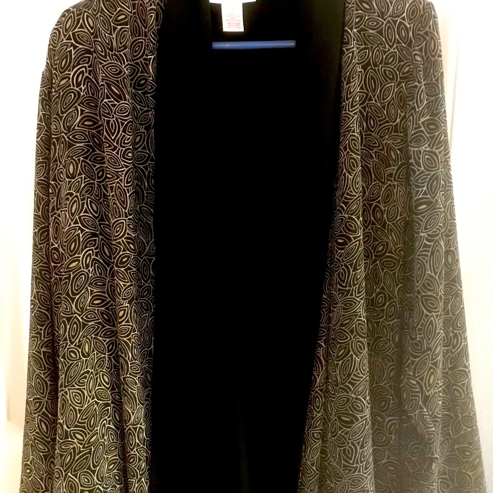 TravelSmith Size Large Shell w/Tan Accents